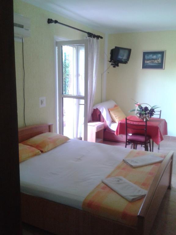 Guesthouse Lautasevic Petrovac na moru Exterior foto